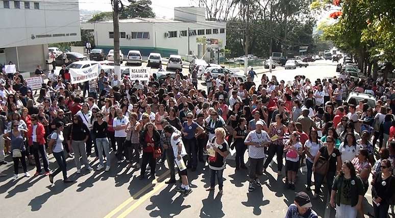 <p>Cerca de 300 pessoas participaram de um protesto em frente à prefeitura de Cotia, na região metropolitana de São Paulo, por melhores condições de trabalho dos professores</p>