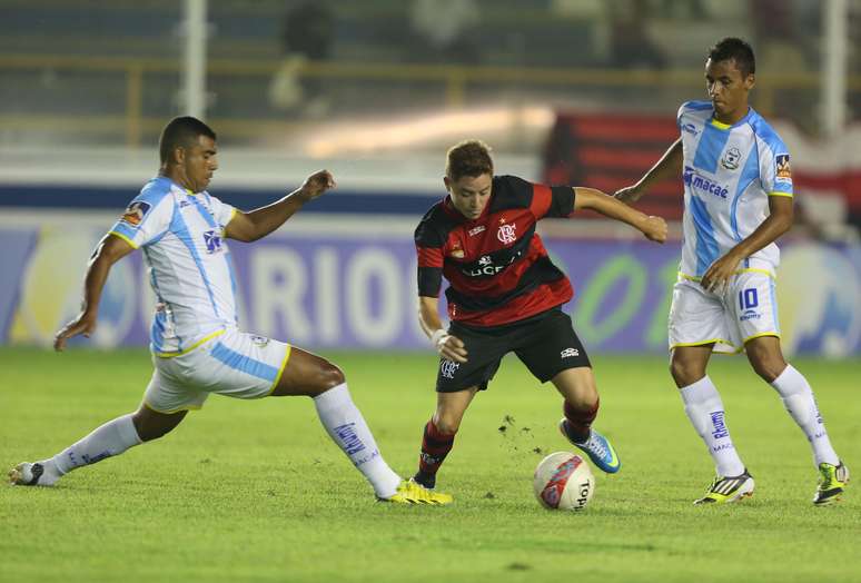 Adryan participou bastante da partida e esteve envolvido na jogada do segundo gol do Flamengo