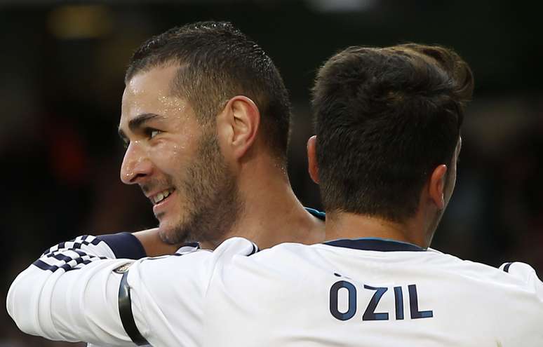 Benzema e Ozil fizeram os gols do Real Madrid