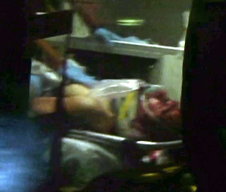 <p>Djokhar Tsarnaev, 19 anos, é levado de maca ao hospital após ser preso, em Watertown</p>
