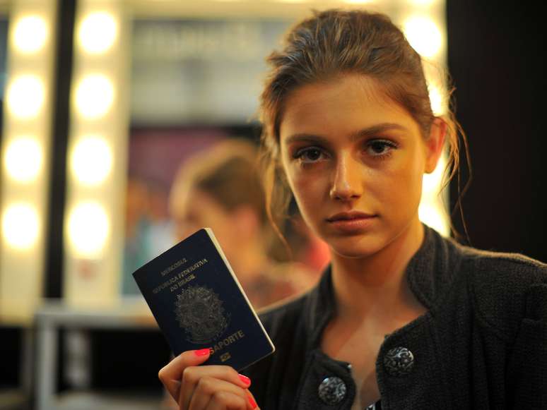 <p>Daiane Meneguel&nbsp;est&aacute; com o passaporte pronto para quando o momento do desfile internacional chegar</p>