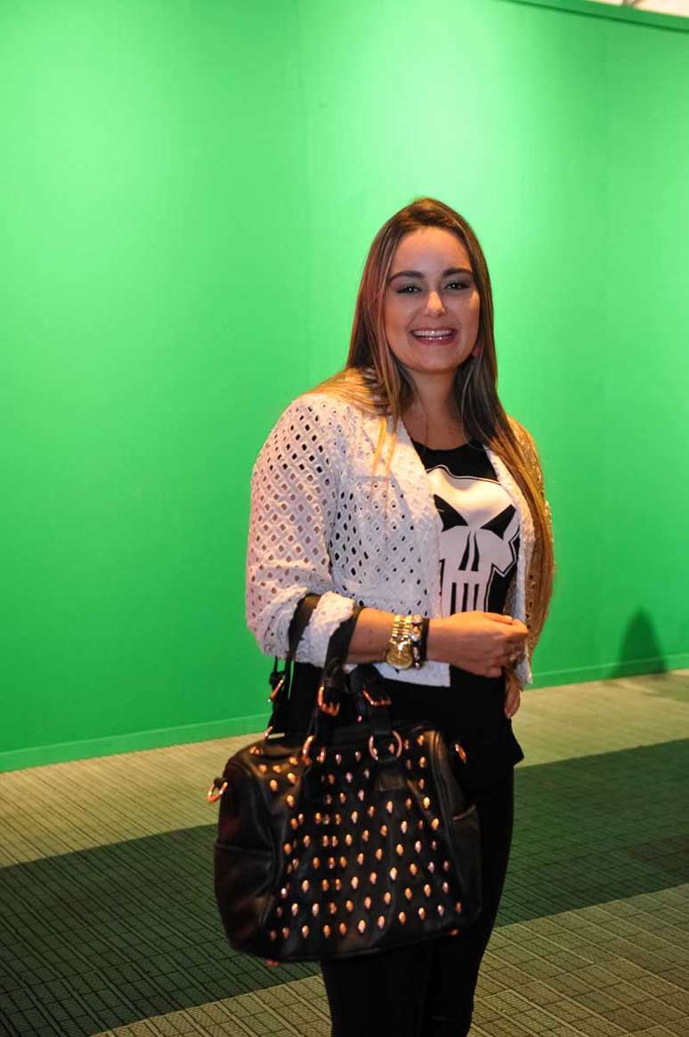 <p>A publicitária Bianca Lysandro usou uma bolsa preta grande toda trabalhada em aplicações de mini-caveiras</p>