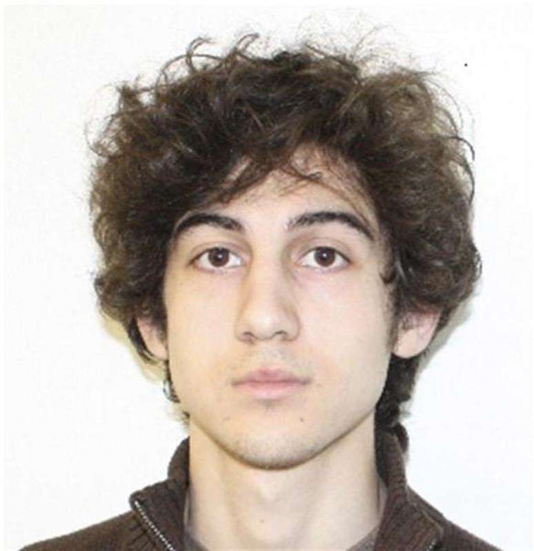 Dzhokhar Tsarnaev, suspeito de ser um dos respons&aacute;veis pelas explos&otilde;es na Maratona de Boston, &eacute; visto em uma foto sem data divulgada pelo FBI. O escrit&oacute;rio da Defensoria P&uacute;blica Federal em Boston est&aacute; tentando ser nomeado para representar Tsarnaev.