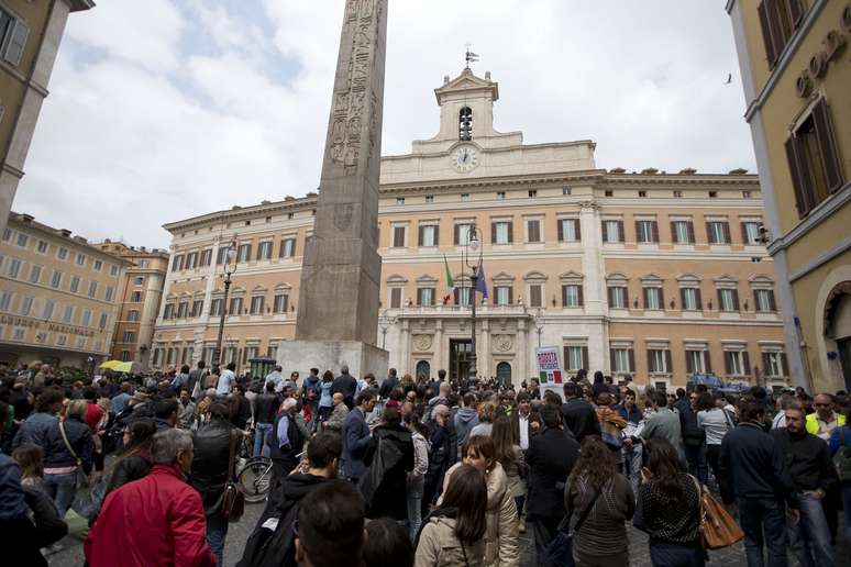 <p>População acompanha sucessão presidencial no Parlamento italiano</p>