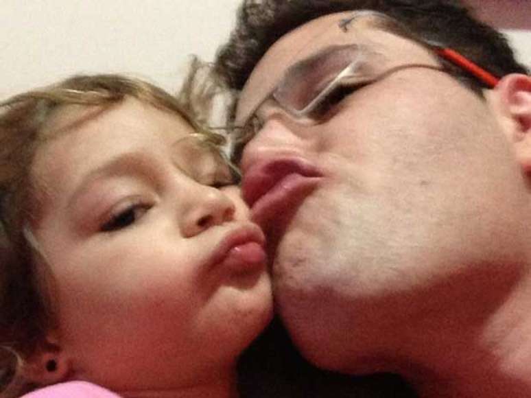 Filho de Leonardo posa com a filha, Maria Sophia; ele chegou a ficar um mês em coma após acidente