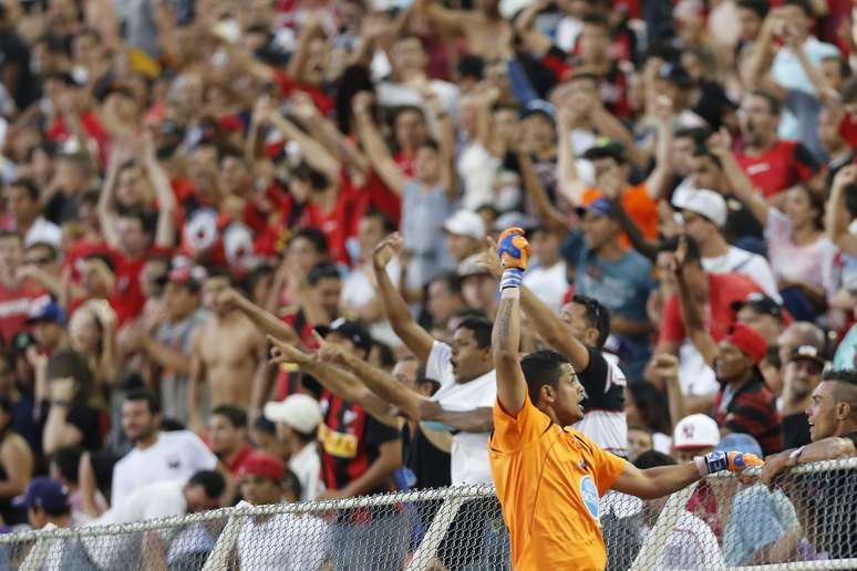 Com a salvação assegurada, goleiro Ânderson, do Ituano, foi para a torcida comemorar