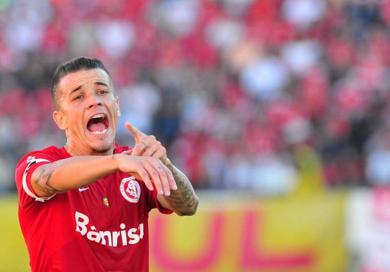 <p>Meia pode ser desfalque para Dunga, que não conta com Leandro Damião</p>