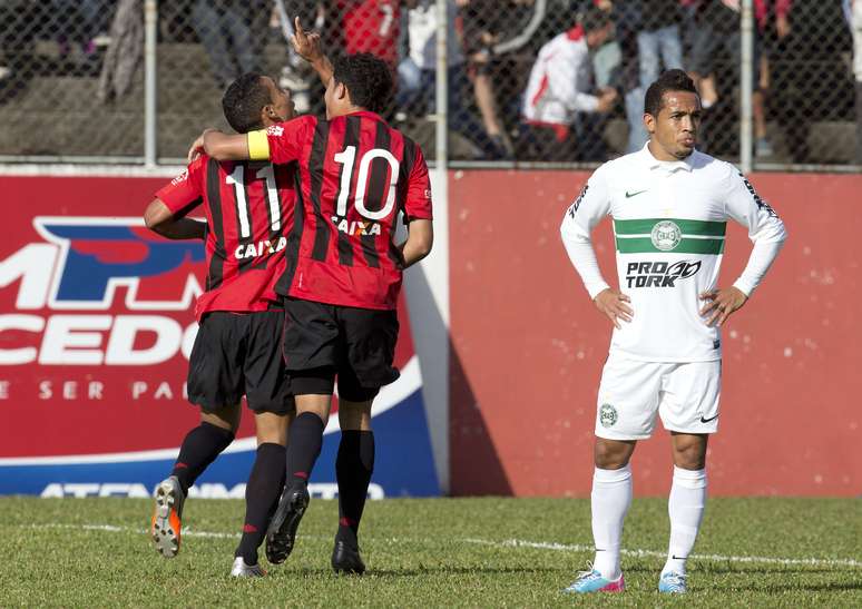 Edigar Junio comemora gol na vitória do Atlético-PR sobre o Coritiba