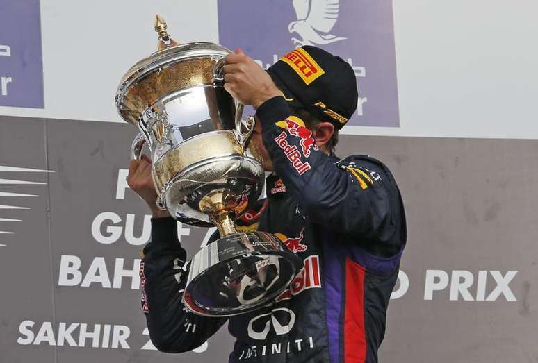 Piloto de Fórumla 1 da Red Bull, Sebastian Vettel, beija seu troféu durante cerimônia de premiação no Barein. O campeão mundial venceu o GP do Bahrein neste domingo pela segunda vez consecutiva e aumentou sua vantagem na liderança do campeonato para 10 pontos após quatro corridas. 21/04/2013