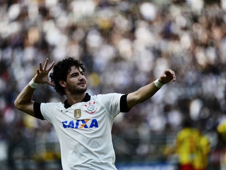 Alexandre Pato faz pose após fazer o segundo gol do Corinthians