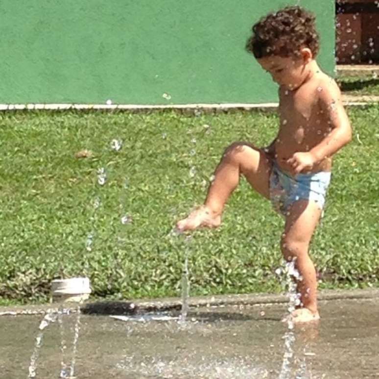 O filho de Dani Suzuki se refrescou na &aacute;gua