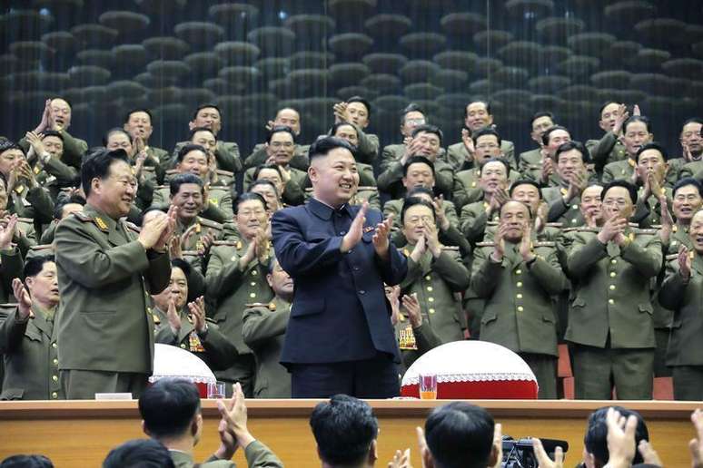 Oficiais militares aplaudem o líder norte-coreano Kim Jong-un em Pyongyang. A Coreia do Norte transportou dois lançadores de mísseis de curto alcance para sua costa leste, aparentemente indicando que está avançando nos preparativos para o lançamento de um teste, informou uma agência de notícias sul-coreana neste domingo. 16/04/2013