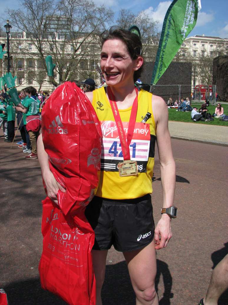 Os participantes da Maratona de Londres destacaram o clima de solidariedade vindo tanto do público quanto dos próprios companheiros de prova neste domingo.Eu nunca tinha visto as pessoas vibrarem tanto nas ruas. Não me senti sozinha em momento algum, até porque acabei correndo num grande grupo que vinha se apoiando mutualmente, disse a veterinária escocesa Hayley Haining, 41 anos.