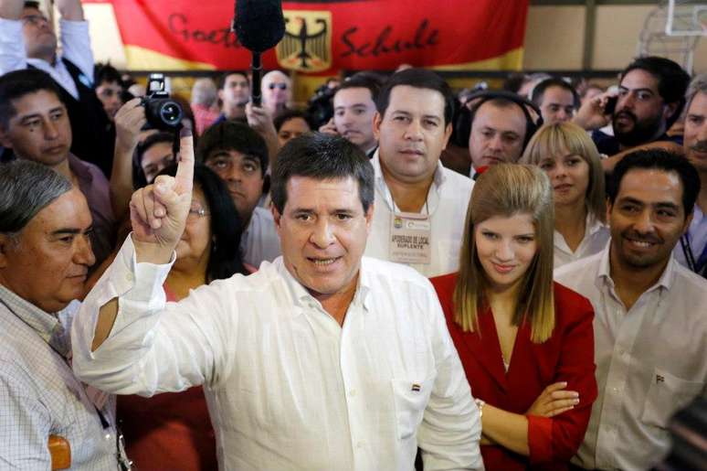 <p>Cartes durante a vota&ccedil;&atilde;o na manh&atilde; deste domingo</p>