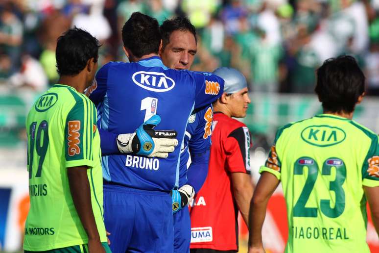 <p>Machucado, goleiro Fernando Prass deixou o campo ainda no primeiro tempo para dar lugar a Bruno em Itu</p>