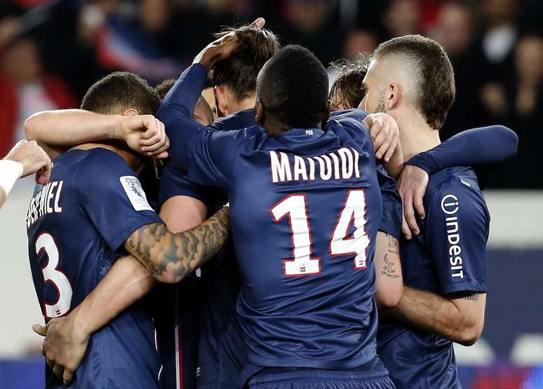Jogadores do Paris St. Germain celebram o gol de pênalti de Ibrahimovic