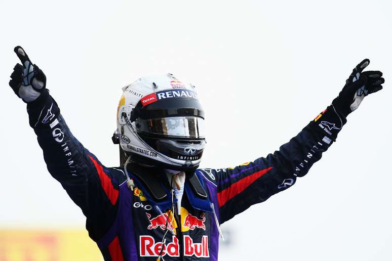 <p>Sebastian Vettel ergue os braços para comemorar a vitória no Grande Prêmio do Bahrein, neste domingo, no circuito do Sakhir. Veja mais fotos da prova:</p>