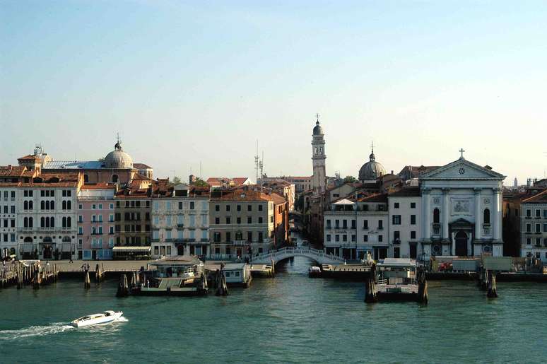 <p><strong>Veneza</strong><br />Ao longo dos anos, Veneza tem afundado lentamente &nbsp;pelo deslizamento dos sedimentos da lagoa sobre qual a cidade foi constru&iacute;da. Somado &agrave; subida das &aacute;guas, o fen&ocirc;meno causa frequentes inunda&ccedil;&otilde;es em pontos tur&iacute;sticos como a Piazza San Marco, e amea&ccedil;a uma das cidades mais belas e rom&acirc;nticas do planeta</p><p>&nbsp;</p>