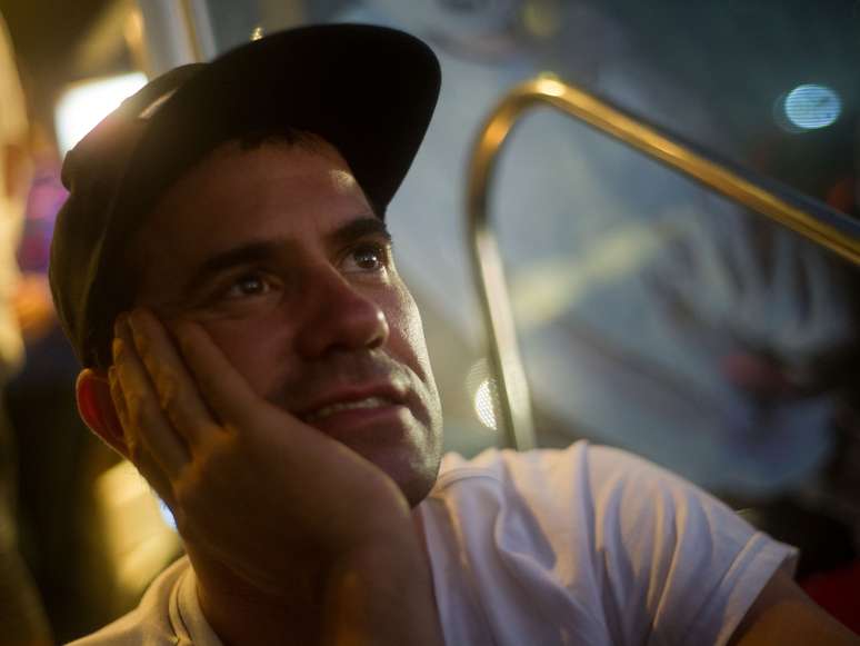 Bob costuma encerrar as sess&otilde;es de skate mais cedo para levar os amigos para voar de helic&oacute;ptero