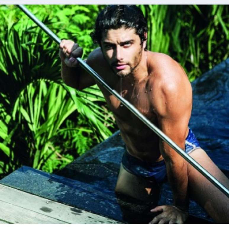 <p>No ensaio, ele aparece com poses sensuais usando sunga ou sem camisa</p>