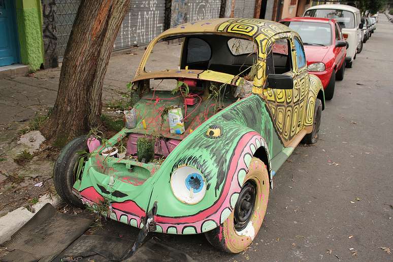 <p>Grupo de três artistas coordena projeto que transforma carros abandonados em verdadeiras obras de arte na cidade de São Paulo</p>