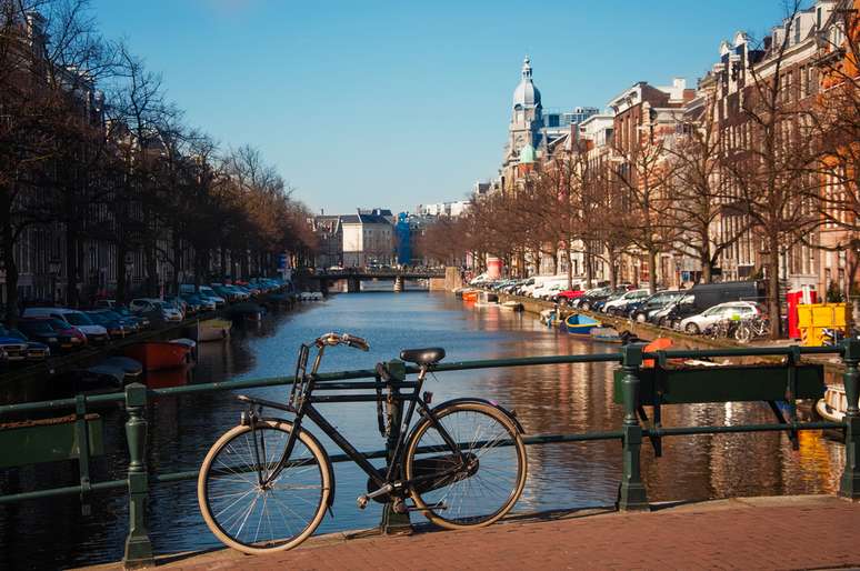 Amsterdã, na Holanda, proporciona belos passeios de bicicleta para os turistas