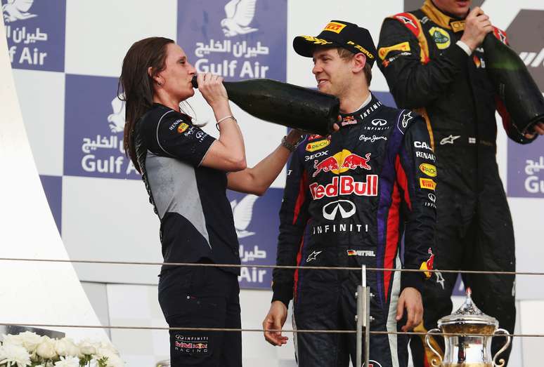 <p>Engenheira eletrônica da Red Bull, Gill Jones recebeu troféu representando a equipe no Bahrein; vencedor da prova foi Sebastian Vettel</p>