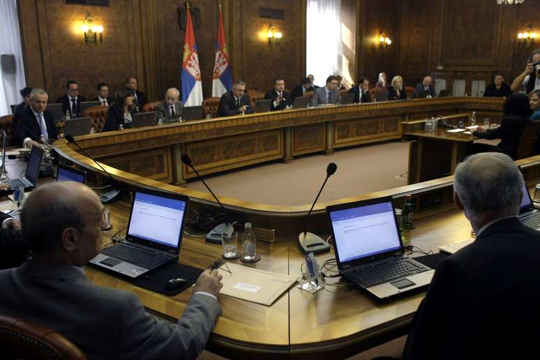 Membros do governo sérvio se reúnem em Belgrado para discutir o acordo com o Kosovo