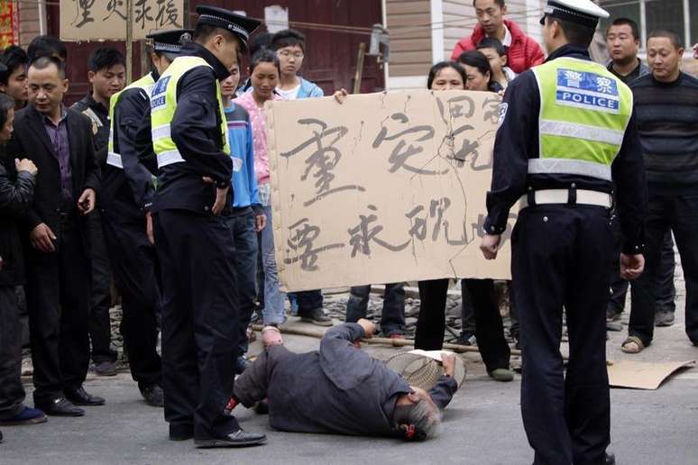 <p>Sobreviventes de terremoto na China protestam reclamando da falta de apoio do governo no vilarejo de Chaoyang, em Lushan</p>