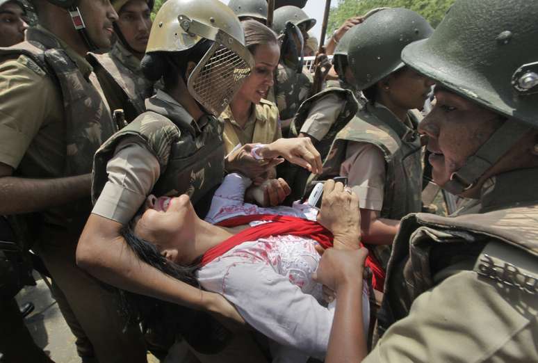 Manifestante é detida durante protesto em frente ao Parlamento indiano