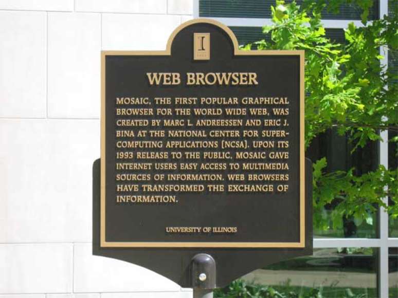 Placa na Universidade de Illinois destaca a importância do navegador para o uso da internet