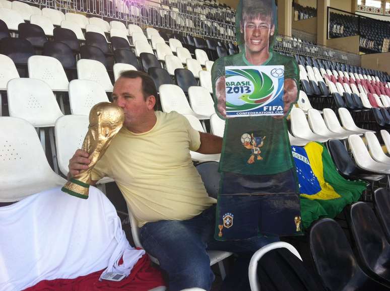 <p><span style="text-align: justify;">Em São Januário, Jarbas Carlini tenta incentivar público a acompanhar jogos da Seleção Brasileira</span></p>