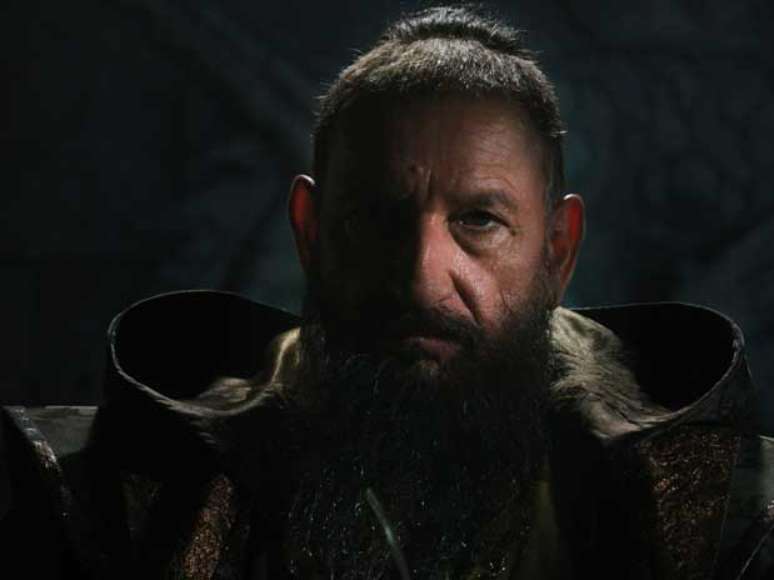 <p>Ben Kingsley na pele do caricato Mandarin, um dos vil&otilde;es do longa</p>