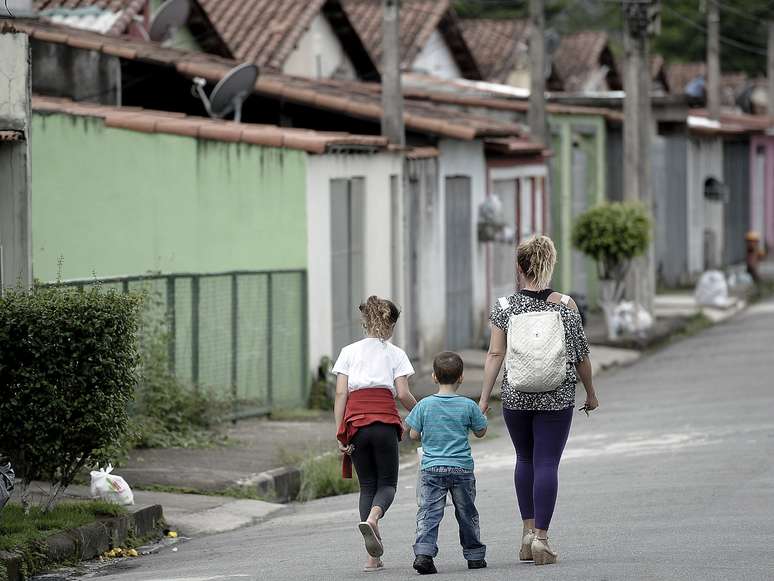 Outra moradora do condomínio Volta Grande 4, Luciana Cristina diz que o filho Kelvy, 4 anos, sofre de bronquite e sinusite