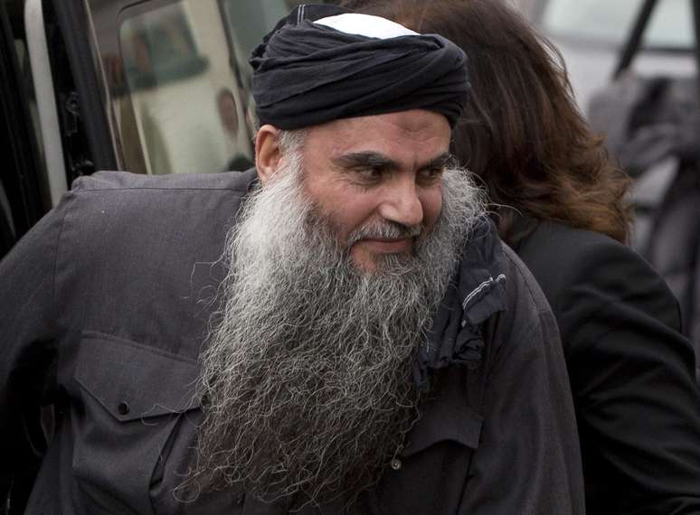 Imagem mostra Abu Qatada é visto chegando a tribunal de Londres em 13 de novembro de 2012