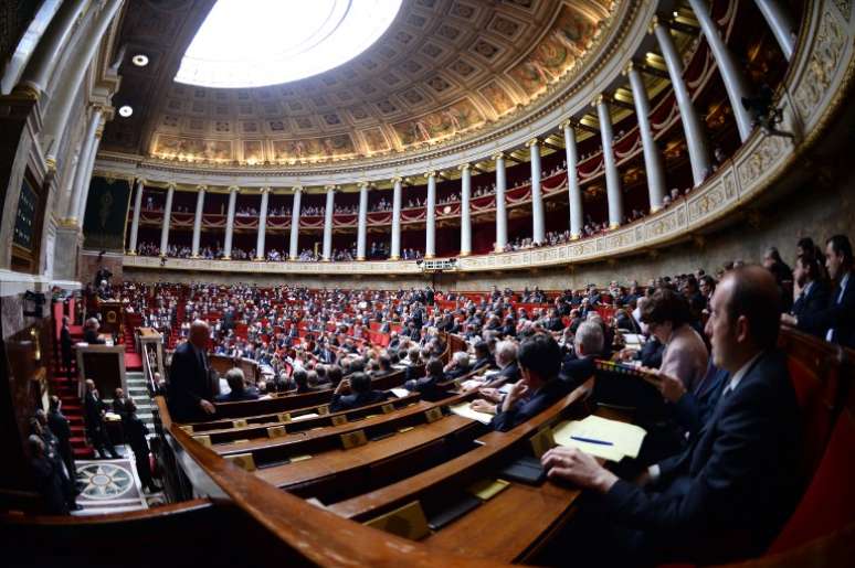 Imagem mostra a Assembleia Nacional da França durante a votação desta terça