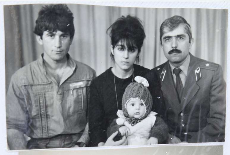 Na imagem, Tamerlan aparece com seu pai Anzor, sua mãe Zubeidat e seu tio Muhamad Suleimanov