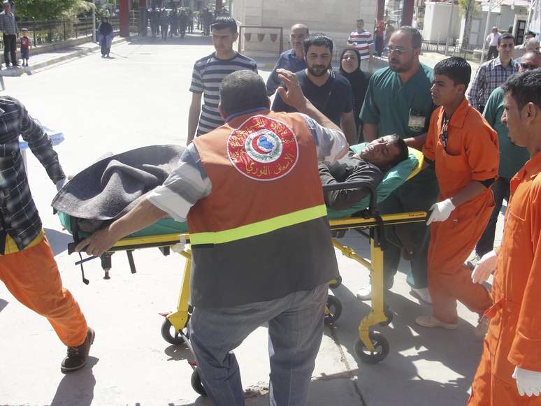 Homem é levado para hospital após ser ferido nos confrontos