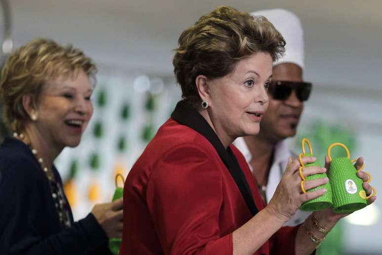 A presidente Dilma Rousseff visitou a exposição O Olhar que Ouve, organizada por Carlinhos Brown no Palácio do Planalto