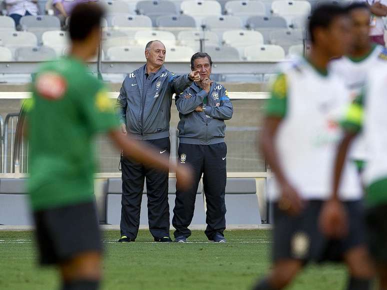 Felipão conversa com Parreira durante os trabalhos da Seleção Brasileira