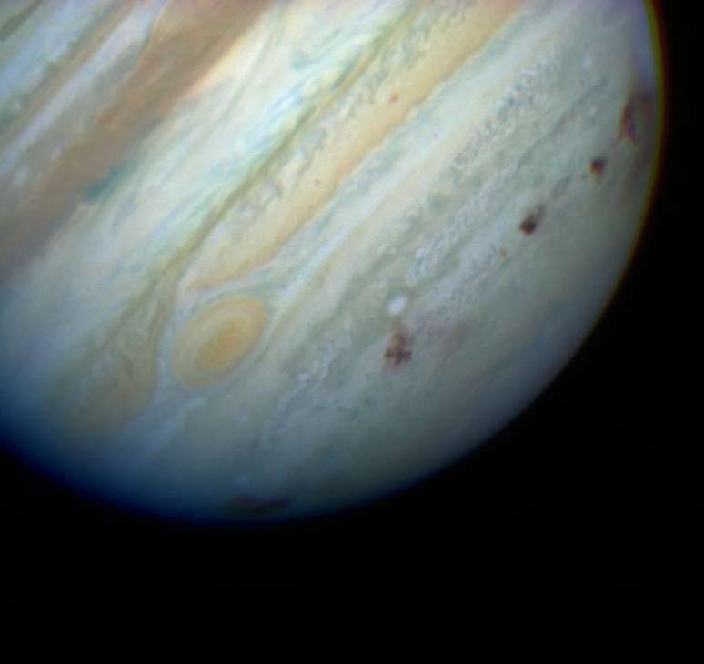 As manchas à direita são resultantes do impacto do cometa Shoemaker-Levy 9 em Júpiter, um dos mais importantes registros do Hubble