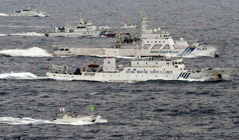 Esta é a primeira vez que tantos navios do governo chinês entram juntos na zona de 12 milhas náuticas (22 km) em torno destas pequenas ilhas no Mar da China Oriental, palco de uma antiga disputa entre Tóquio e Pequim