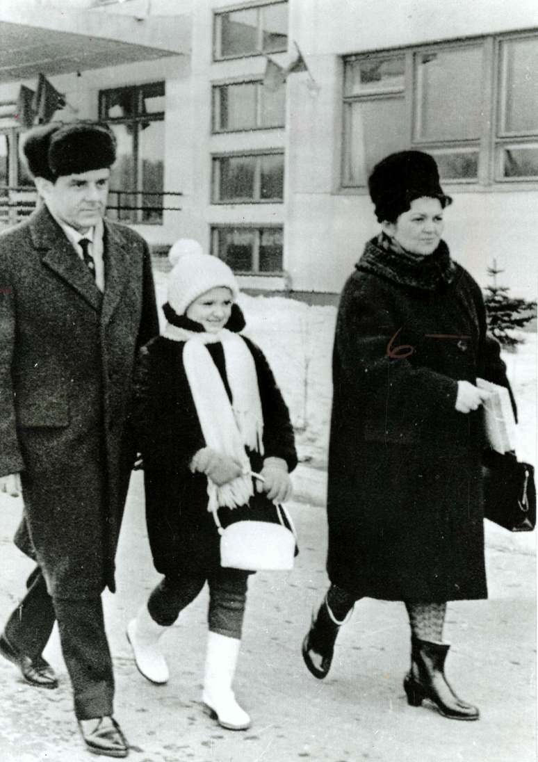 Komarov ao lado da mulher, Valentina, e a filha, Irina