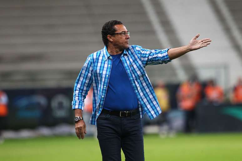 <p>Vanderlei Luxemburgo, técnico do Grêmio, está suspenso</p>