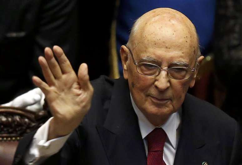 Presidente italiano recém reeleito, Giorgio Napolitano, acena ao final de seu discurso na Câmara dos Deputados no Parlamento, em Roma. 22/04/2013