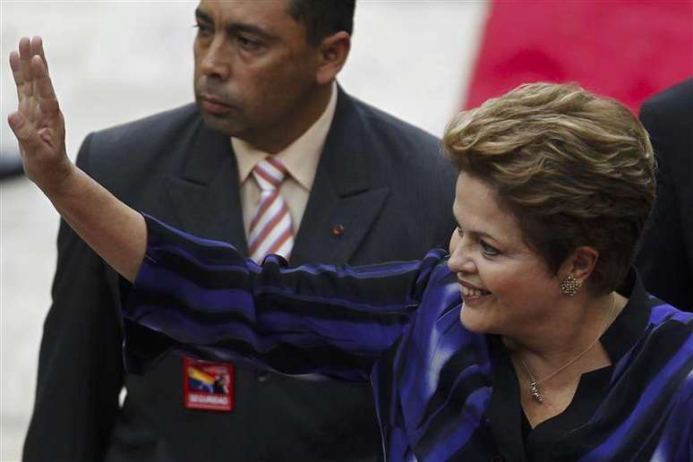 Presidente Dilma Rousseff acena para apoiadores durante cerimônia de posse do presidente eleito da Venezuela, Nicolás Maduro, em Caracas. Dilma Rousseff disse que é a "única pessoa" que não tem interesse na antecipação da disputa eleitoral neste momento. 19/04/2013