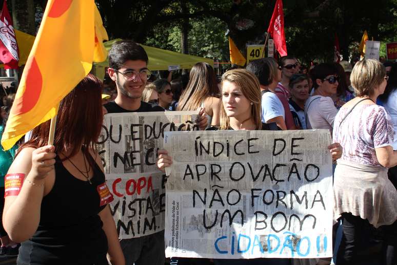 Alunos também aderiram a macha pelo pagamento do piso nacional no Estado