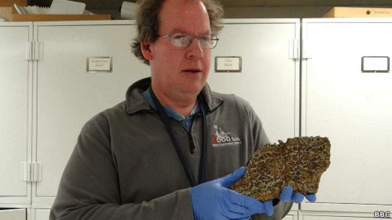 Timothy McCoy gerencia um acervo de 35 mil amostras de meteoritos
