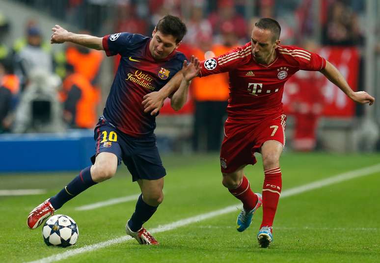 <p>Messi tenta escapar da marcação de Ribery; em condições físicas ruins, o astro argentino desapareceu na partida</p>