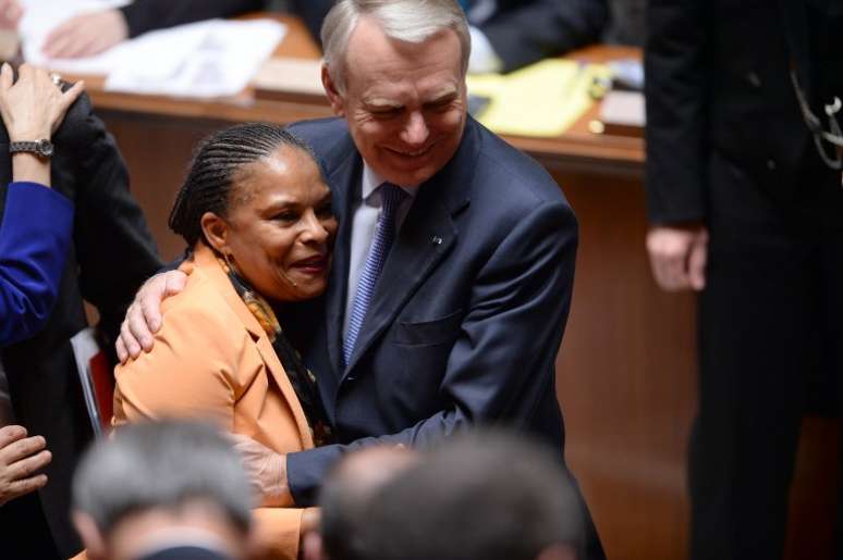 A ministra da Justiça, Christiane Taubira, é abraçada pelo premiê, Jean-Marc Ayrault, após a votação